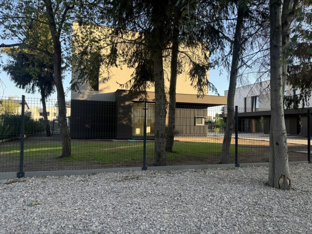 Na trawnikach robi się zielono. — 15.08.2026