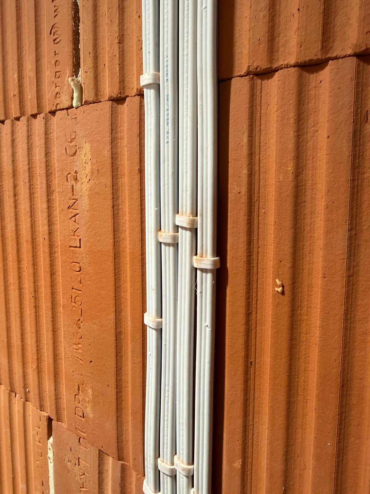 Precyzyjnie ułożone instalacje w domu Villa Mrągowska