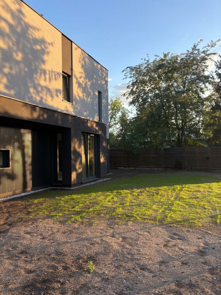 Na trawnikach robi się zielono. — 15.08.2026