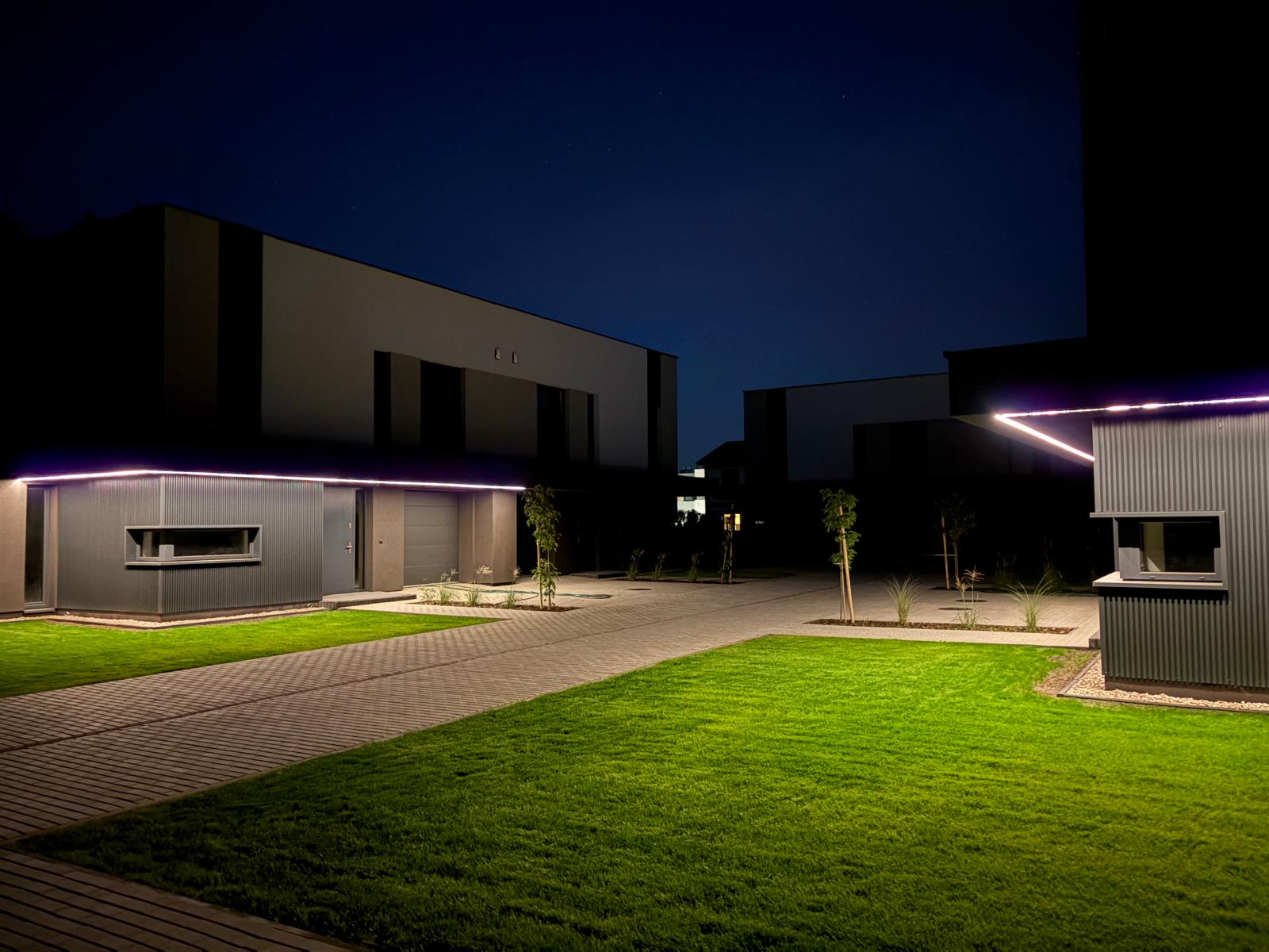 Villa Mrągowska — osiedle nocą