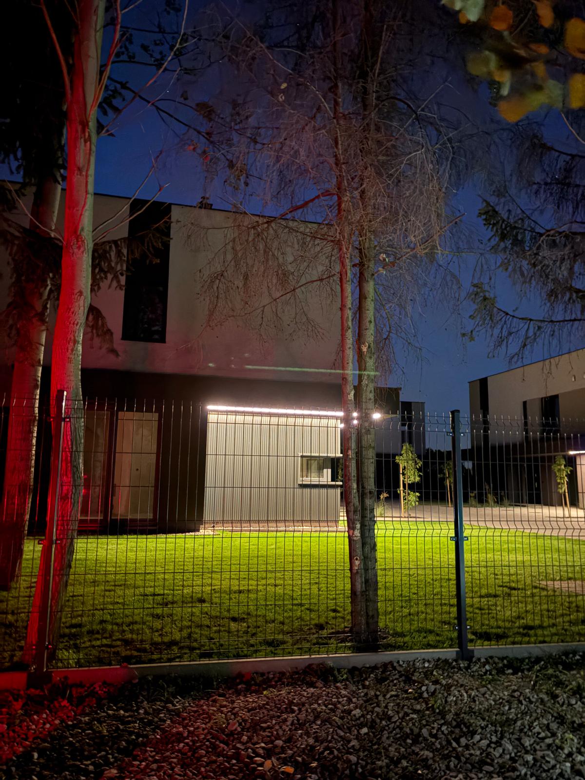 Villa Mrągowska — osiedle nocą